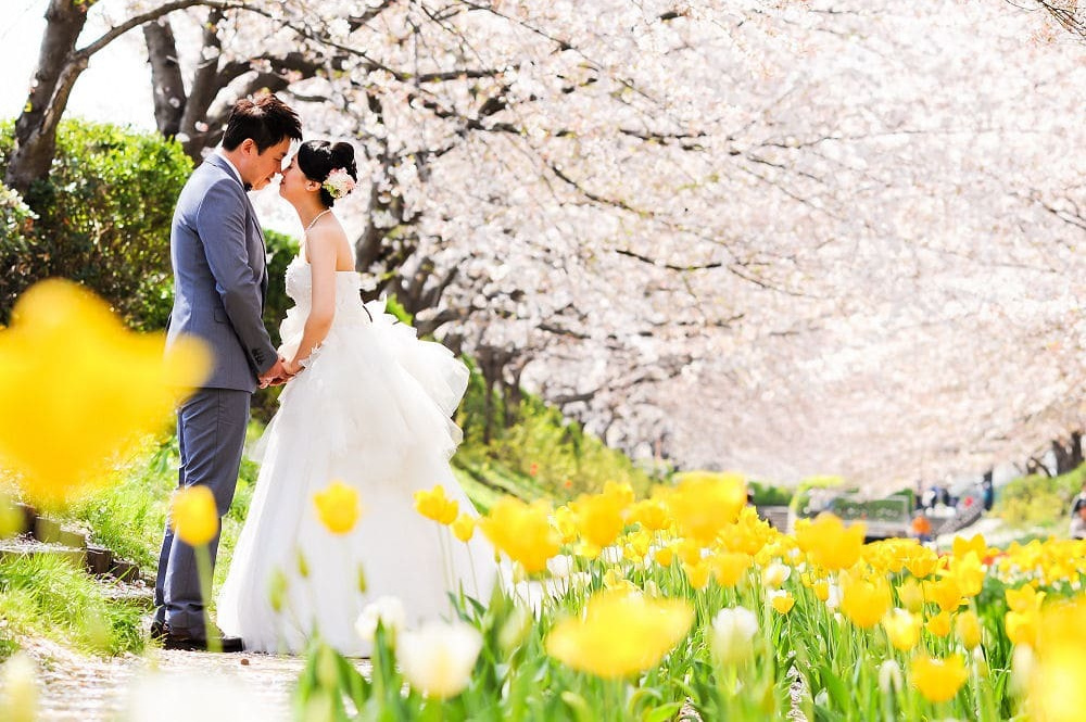 横浜開港記念会館前で前撮りポーズ