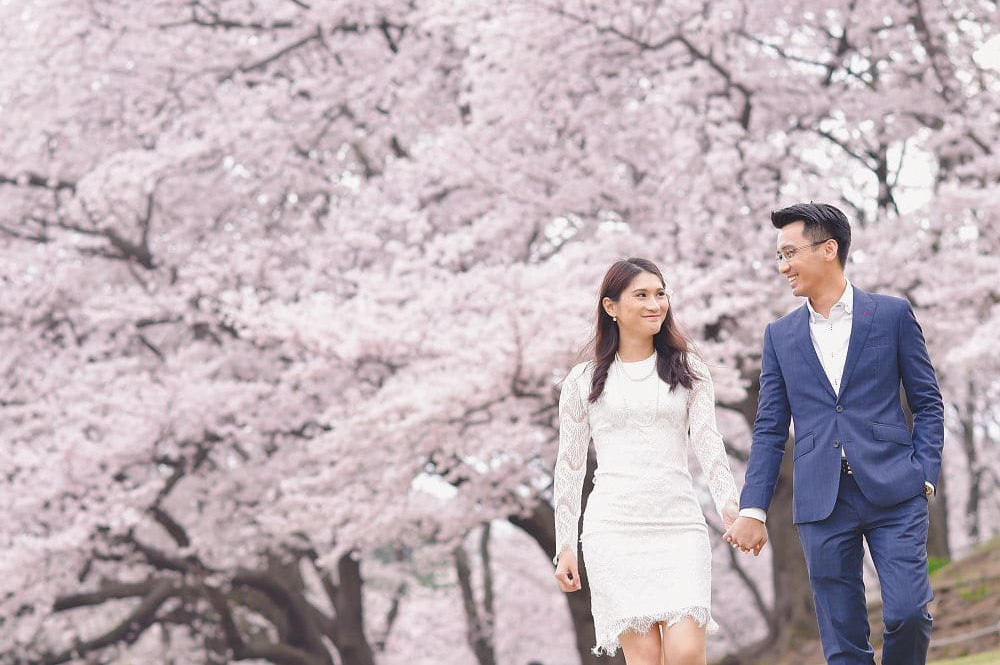 外交官の家でベールをなびかせたショット