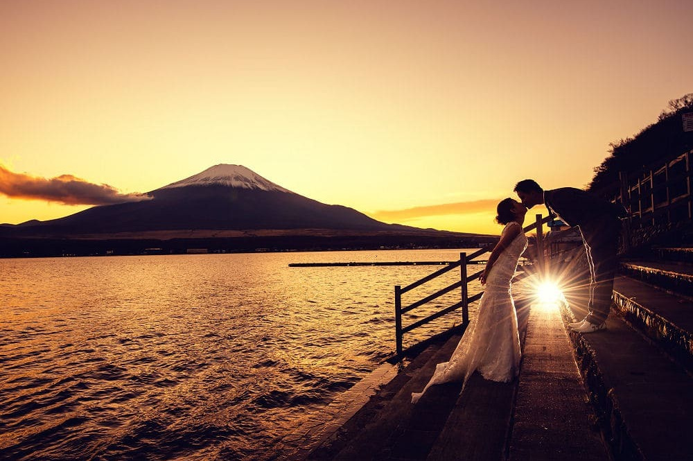 新郎に抱き着く新婦