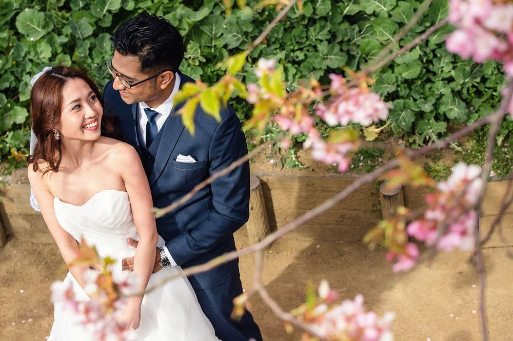 七里ヶ浜の浜辺を歩く新郎新婦