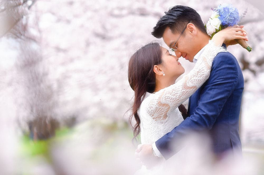 赤レンガ前で赤いドレスを着た新婦