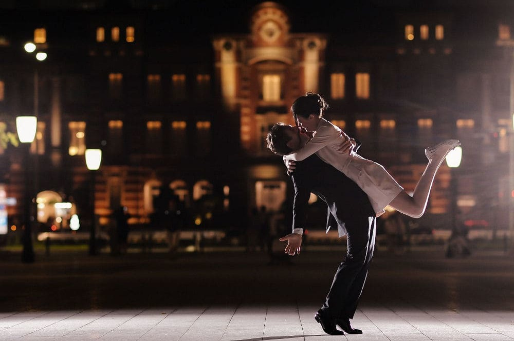 新婦持ち上げポーズ