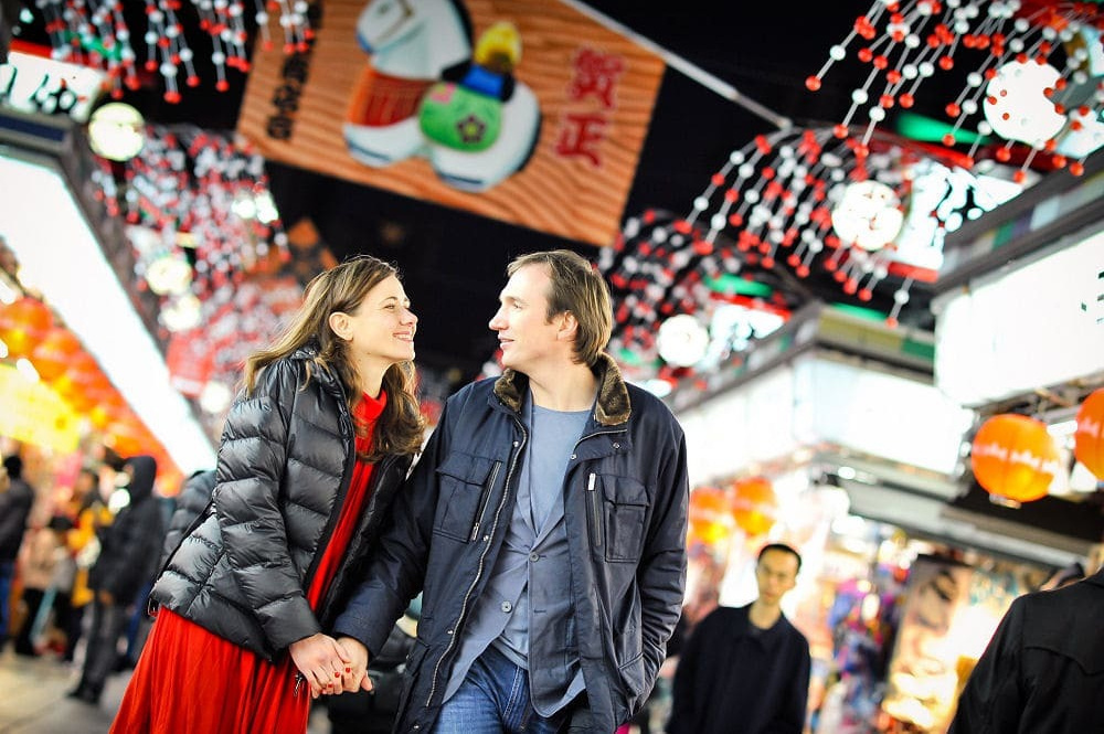 鎌倉のビーチでジャンプするふたり