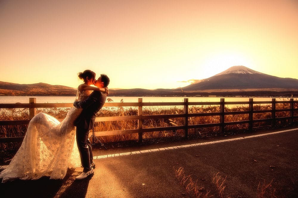 浜辺を歩く新婦