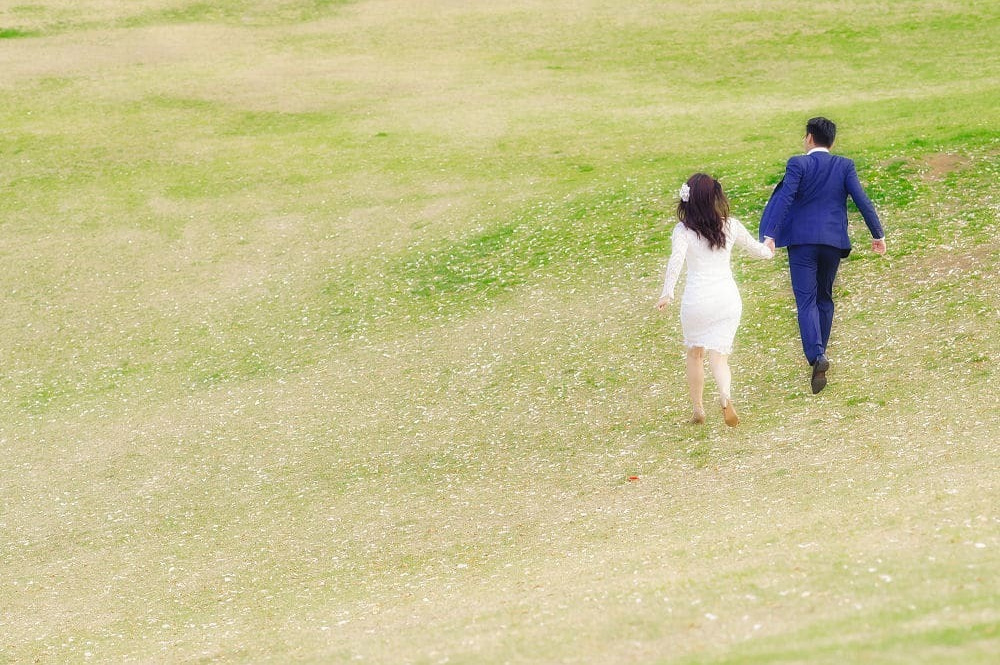 日本大通りで歩くショット